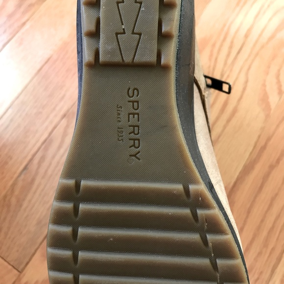 Sperry women’s winter boots - Picture 3 of 5